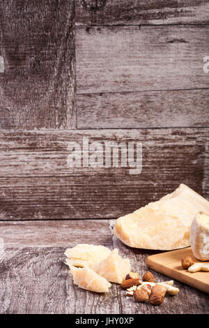 Gourmet-Käse Aperitif auf hölzernen Hintergrund Stockfoto