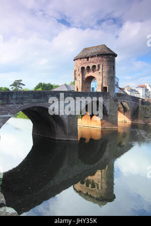 Monnow Brücke und Tor, das einzig verbliebene befestigte Flußbrücke in Großbritannien, in Monmouth, Wales, UK Stockfoto