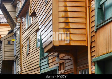 Traditionelle historische norwegische Gebäudefassaden in Bergen. Norwegen-Tourismus. Horizontale Stockfoto