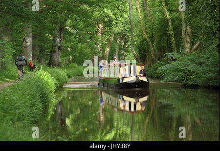 Narrowboat Urlaub Entscheidungsträger zu navigieren, die Monmounthshire und Brecon Canal in der Nähe von House in den Brecon Beacons, Powys, South Wales, UK - Sommer Stockfoto