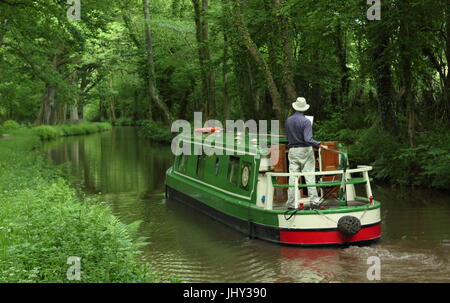 Narrowboat Urlaub Entscheidungsträger zu navigieren, die Monmounthshire und Brecon Canal in der Nähe von House in den Brecon Beacons, Powys, South Wales, UK - Sommer Stockfoto