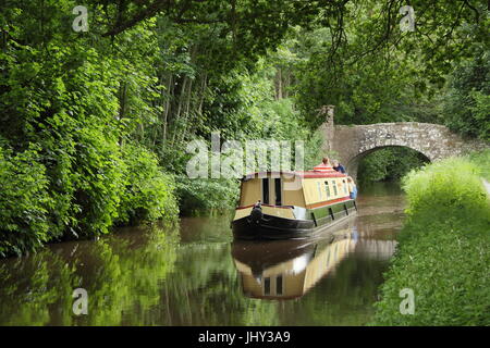 Narrowboat Urlaub Entscheidungsträger zu navigieren, die Monmounthshire und Brecon Canal in der Nähe von House in den Brecon Beacons, Powys, South Wales, UK - Sommer Stockfoto