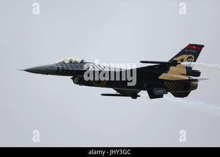 Die türkische Luftwaffe beteiligte sich mit einem Kunstflug Display von Lockheed Martin F - 16C Soloturk Stockfoto