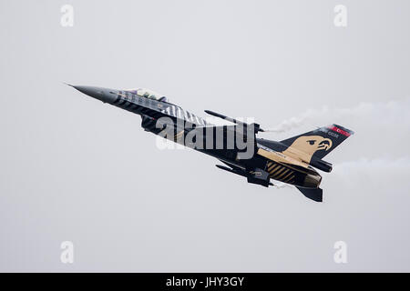 Die türkische Luftwaffe beteiligte sich mit einem Kunstflug Display von Lockheed Martin F - 16C Soloturk Stockfoto