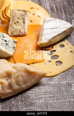 Verschiedene Arten von Käse auf hölzernen Hintergrund Stockfoto