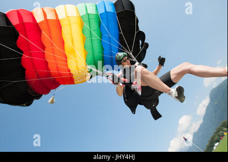 Ein Fallschirmspringer üben Genauigkeit Landung in Gordola, Schweiz Stockfoto