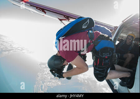 Rettung aus einem Flugzeug für einen unterhaltsamen Fallschirmspringer springen Stockfoto