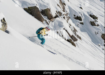 Junge Frau Skifahren durch Neuschnee im Skigebiet von Disentis 3000 in der Schweiz Stockfoto