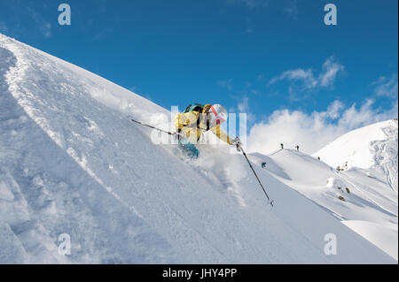 Junge Frau Skifahren durch Neuschnee im Skigebiet von Disentis 3000 in der Schweiz Stockfoto