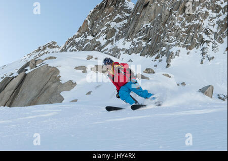 Skifahrer, die Kreuzfahrt auf einem Hang im frischen Pulverschnee Stockfoto