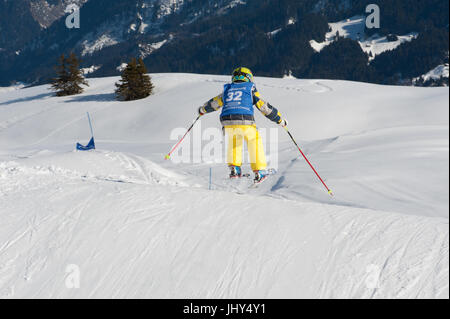 Ski Geißlein fliegen über einen Sprung auf einer Rennstrecke im Skigebiet von Disentis 3000, Schweiz Stockfoto