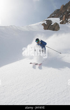 Skifahrer durch Neuschnee im Skigebiet Disenits, Schweiz Stockfoto