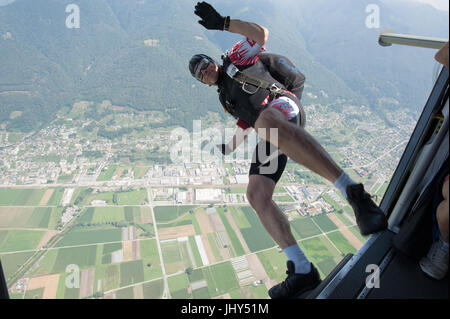 Fallschirmspringer genießen den Ausstieg aus dem Flugzeug für eine Genauigkeit springen Stockfoto