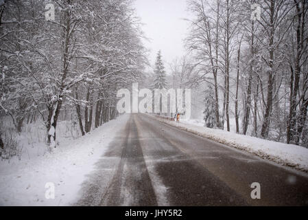 Vereisten Straße in einem Wintertag in Moldawien, Rumänien Stockfoto