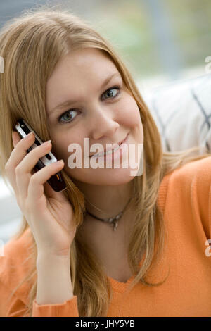 Junge Frau ruft das Handy, Junge Frau Telefoniert Mit Dem Handy Stockfoto