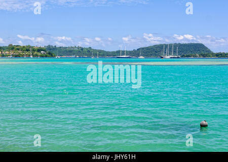 Yachten und Segelschiffe vor Anker in Insel Efate Vila Bay - Port Vila, Vanuatu Stockfoto