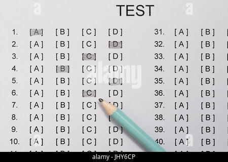 Test-Notenblatt mit Antworten und Bleistift hautnah Stockfoto