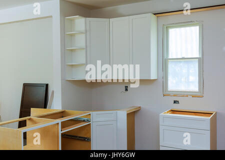 Installation der Küche. Die Schublade im Schrank. Stockfoto