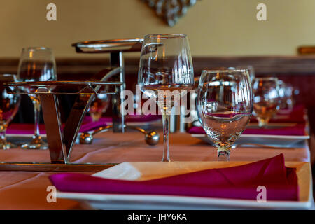 Gläser, Blumen, Gabel, Messer für das Abendessen im Restaurant mit gemütlichen serviert Stockfoto