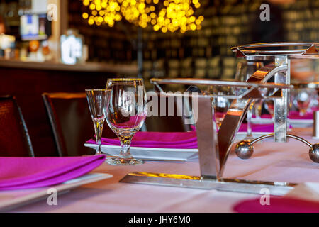 Serviertisch im Restaurant mit Wein Gläser und Besteck. Stockfoto