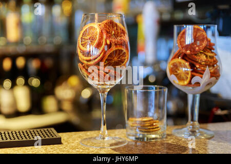 Kandierte orange Räder in großen Glasbehälter getrocknet Stockfoto