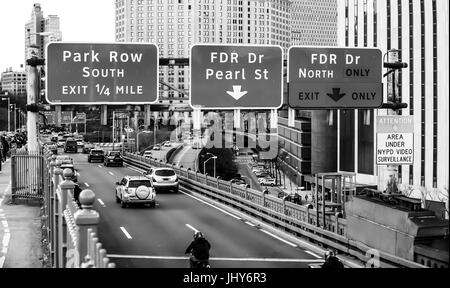 Richtung Zeichen in Manhattan auf FDR Drive - MANHATTAN / NEW YORK - 2. April 2017 Stockfoto