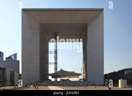 La Grande Arche in La Défense, Paris, Frankreich - Le Grande Arche in La Défense, Paris, France, La Grande Arche Im La Défense, Frankreich - Le Grande A Stockfoto