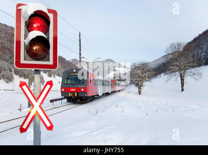 Bahnübergang mit Ampel und Zug - Bahnübergang mit einer Ampel und einem Zug, Bahnübergang Mit nachberufliche Und Zug - Bahnübergang mit einem Stockfoto