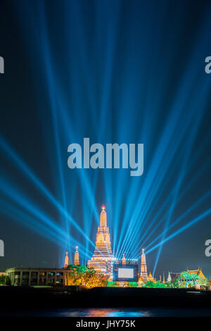 Wat Arun unter Neujahrsfeier im Rampenlicht Show Zeit weit gedreht, Bangkok, Thailand Stockfoto