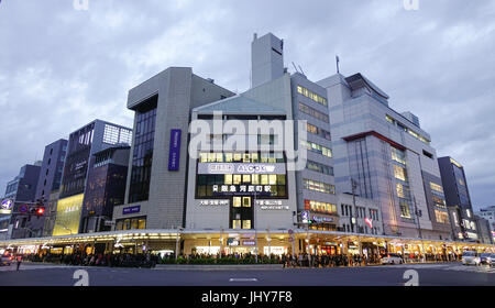 Kyoto, Japan - 26. November 2016.  Shopping-Mall Gebäude in Kyoto, Japan. Kyoto ist eine riesige Stadt mit mehreren Bezirk Artikeln mit Sightseeing, rest Stockfoto