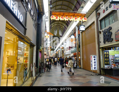 Kyoto, Japan - 26. November 2016.  Passanten am Nachtmarkt in Kyoto, Japan. Kyoto ist eine riesige Stadt mit mehreren Bezirk Artikeln mit sightseei Stockfoto