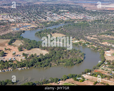 Der Murray River schlängelt sich vorbei an der kleinen ländlichen Mildura im Osten von South Australia. Der Murray bildet die Grenze zwischen New South Wales und Victoria Stockfoto