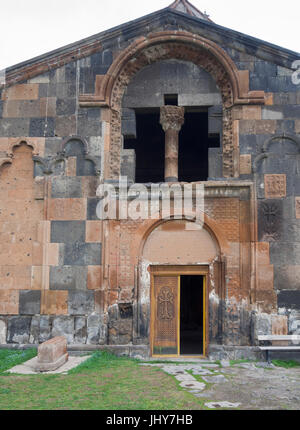Das mittelalterliche Hovhannavank Kloster mit St. Johannes der Täufer-Kathedrale, Ohanavan Armenien, Fassade mit verschiedenen farbigen Tuffstein Stockfoto