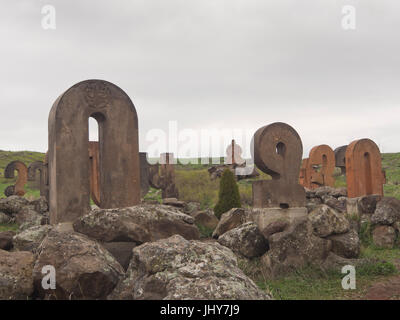 Armenische Alphabet Denkmal in Artashavan, Armenien entlang der Autobahn M3 Stockfoto