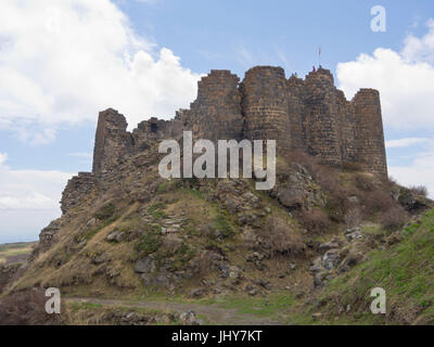 Amberd Festung in Armenien stammt aus dem 7. Jahrhundert, imposanten Berg Aragats hängen, Höhe ca. 2300 m Stockfoto