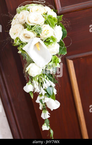 wissen? He Brautstrauß? hängt an der Tür - weißen Blumenstrauß hängen an der Tür, Weiﬂer Brautstrauﬂ H‰ngt eine der T¸r - weißen Blumenstrauß hängen die doo Stockfoto