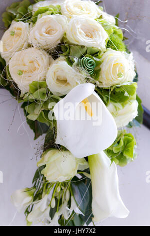 wissen? He Brautstrauß? -weißer Blumenstrauß, Weiﬂer Brautstrauﬂ - weißer Blumenstrauß Stockfoto