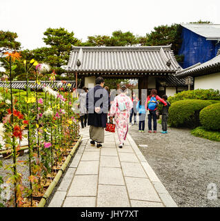 Kyoto, Japan - 18. November 2016. Menschen in Kimono kommen zu einem Shinto-Schrein in Kyōto, Japan. Kyoto ist berühmt für seine zahlreichen klassischen buddhistischen Tempel, Stockfoto