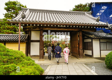 Kyoto, Japan - 18. November 2016. Menschen kommen zu einem Shinto-Schrein in Kyōto, Japan. Kyoto ist berühmt für seine zahlreichen klassischen buddhistischen Tempel, als auch als Stockfoto