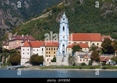 Kirche und die Donau in Dürnstein, Wachau, Niederösterreich, Österreich - Kirche Donauufer in Dürnstein, Österreich, Niederösterreich, Region Wachau, Kirche Stockfoto