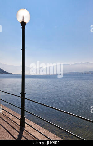 Straße Laterne in den Traunsee, Gmunden, Salz Kammer Unterkunft, Oberösterreich, Österreich - Straßenlaterne in Salzlake Traunsee, Gmunden, Salzkammer-Eigenschaft Stockfoto