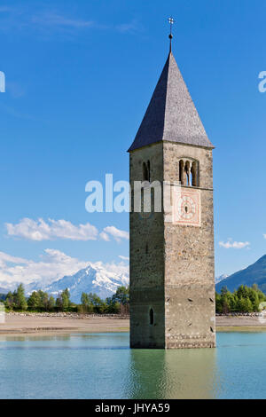 Kirche von Alt-Graun im klaren See, Vinschgau, Süd Tirol, Italien - Kirche von Alt-Graun im klaren See Sole, Vinschgau, Südtirol, Italien, Kirche Stockfoto