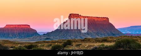 Fabrik Butte bei Sonnenaufgang, in der Nähe von Hanksville, Utah, USA Stockfoto