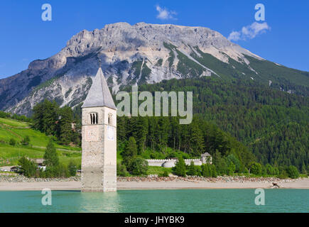 Kirche von Alt-Graun im klaren See, Vinschgau, Süd Tirol, Italien - Kirche von Alt-Graun im klaren See Sole, Vinschgau, Südtirol, Italien, Kirche Stockfoto