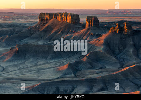 Die Badlands-Übersicht bei Sonnenaufgang, in der Nähe von Hanksville, Utah, USA Stockfoto