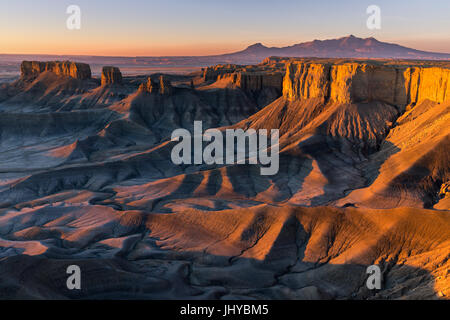 Die Badlands-Übersicht bei Sonnenaufgang, in der Nähe von Hanksville, Utah, USA Stockfoto