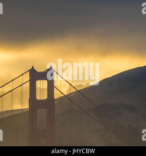 Detail von der Golden Gate Bridge In San Francisco bei Sonnenuntergang Stockfoto