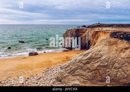 Spektakuläre natürliche Felsen und Stein arch Arche de Port Blanc und wunderschönen berühmten Küste, Bretagne (Bretagne), Frankreich, Europa Stockfoto
