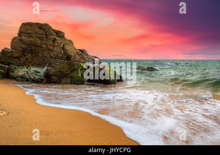 Spektakuläre natürliche Felsen und Stein arch Arche de Port Blanc und wunderschönen berühmten Küste, Bretagne (Bretagne), Frankreich, Europa Stockfoto