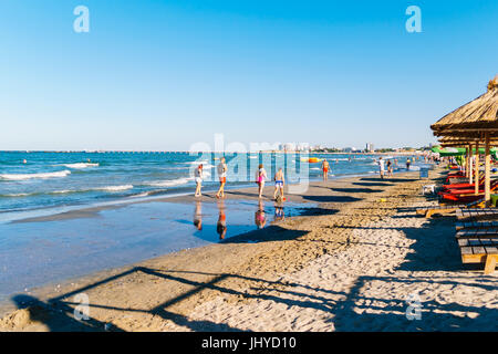 MAMAIA, Rumänien - 14. Juli 2017: Menschen, die Spaß im Wasser und Entspannung In Mamaia Beach Resort am Schwarzen Meer In Rumänien. Stockfoto